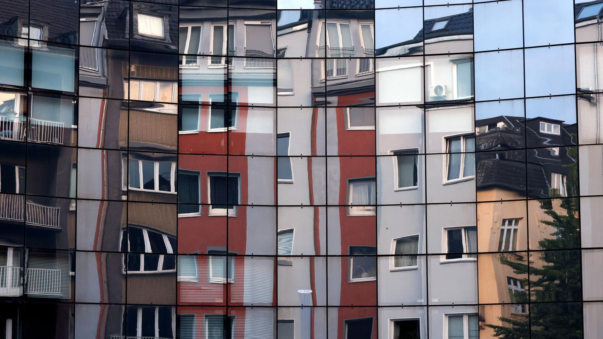 Häuser spiegeln sich in einer Fassade in der Kölner Innenstadt. In Deutschland ist der Mietspiegel eine der gesetzlich vorgesehenen Möglichkeiten für die Ermittlung der ortsüblichen Vergleichsmiete. Themenbild, Symbolbild Köln, 20.06.2025 NRW Deutschland *** Houses are reflected in a façade in the center of Cologne In Germany, the rent index is one of the statutory options for determining the local comparative rent Themed image, symbolic image Cologne, 20 06 2025 NRW Germany Copyright: xChristophxHardtx