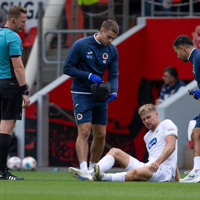 Testspiel: Bayer 04 Leverkusen - Viktoria Köln 03.09.2025 Lars Dietz Viktoria Köln, 2 verletzt sich im Testspiel zwischen Bayer 04 Leverkusen und Viktoria Köln, am 03.09.2025, Ulrich-Haberland-Stadion, Leverkusen. *** Test match Bayer 04 Leverkusen Viktoria Köln 03 09 2025 Lars Dietz Viktoria Köln, 2 injured in the test match between Bayer 04 Leverkusen and Viktoria Köln, on 03 09 2025, Ulrich Haberland Stadion, Leverkusen Copyright: xBEAUTIFULxSPORTS/Meuselx