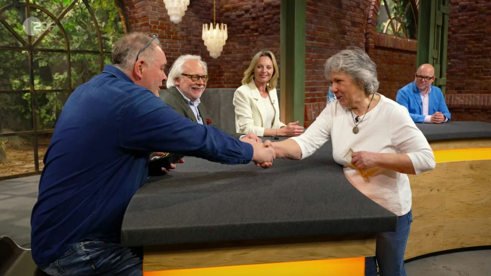 Walter Lehnertz gab sich einen Ruck und erhöhte auf 100 Euro. Die Verkäuferin war zufrieden. (Bild: ZDF)