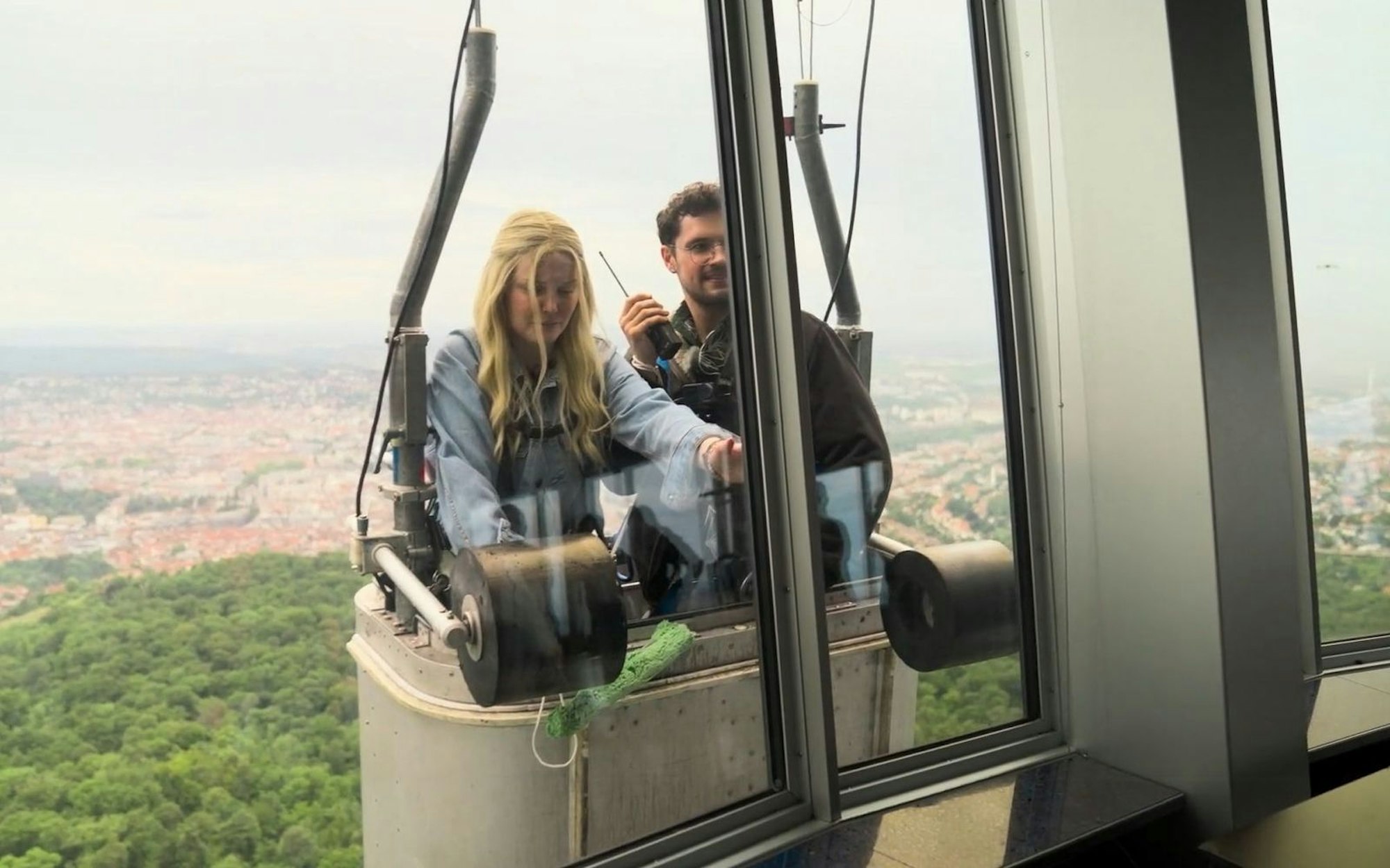 Der Adrenalinkick am Fernsehturm soll für Schmetterlinge im Bauch sorgen. (Bild: ARD/ Screenshot)