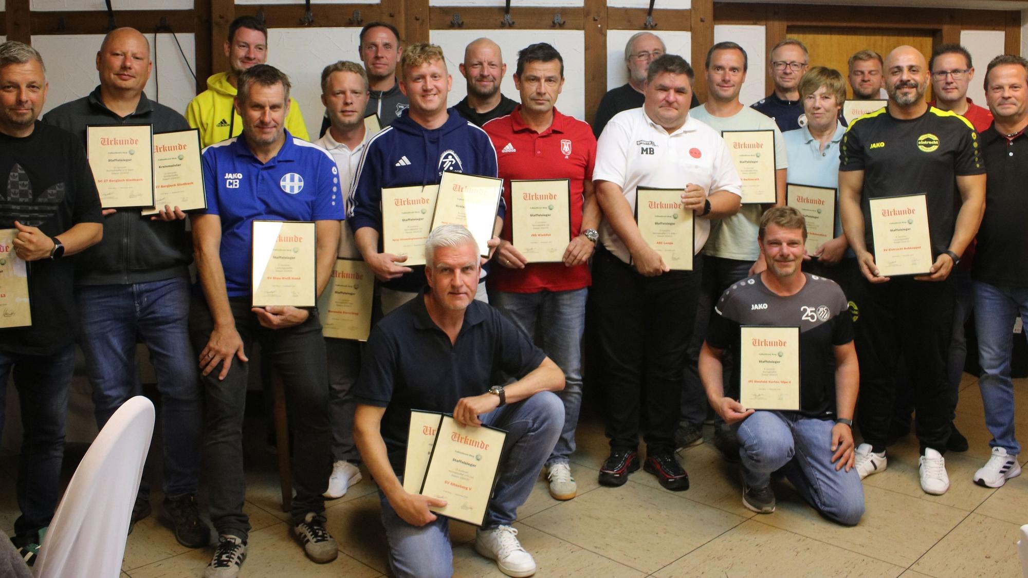 Gruppenbild der Jugendleiter mit den Urkunden für die Staffelsieger.