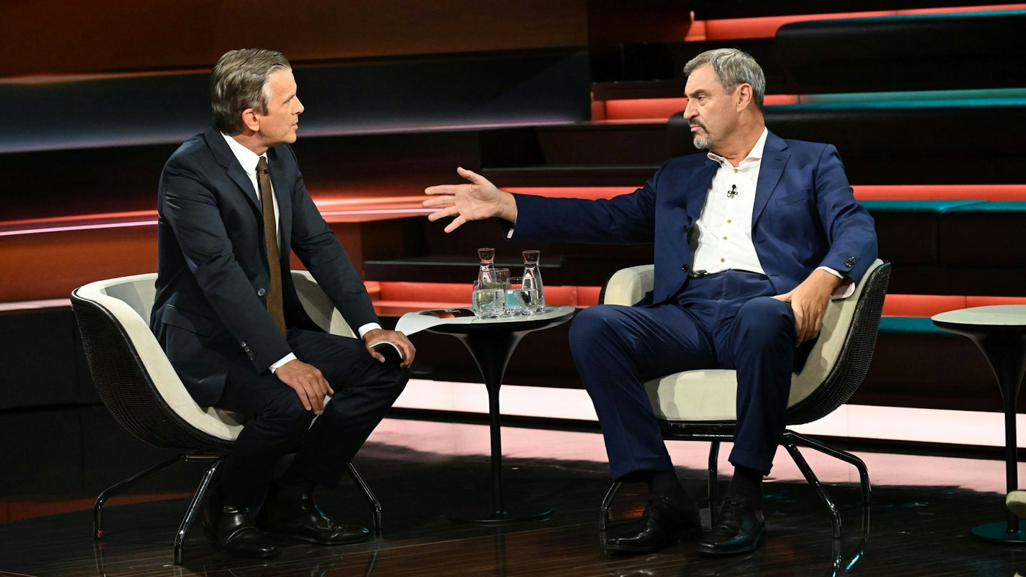 Markus Lanz (links) stellte infrage, ob die Steuerpläne von Markus Söder gerecht sein können. (Bild: ZDF / Cornelia Lehmann)