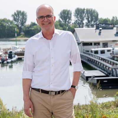 CDU-OB-Kandidat Markus Greitemann vor dem Sürther Bootshaus.