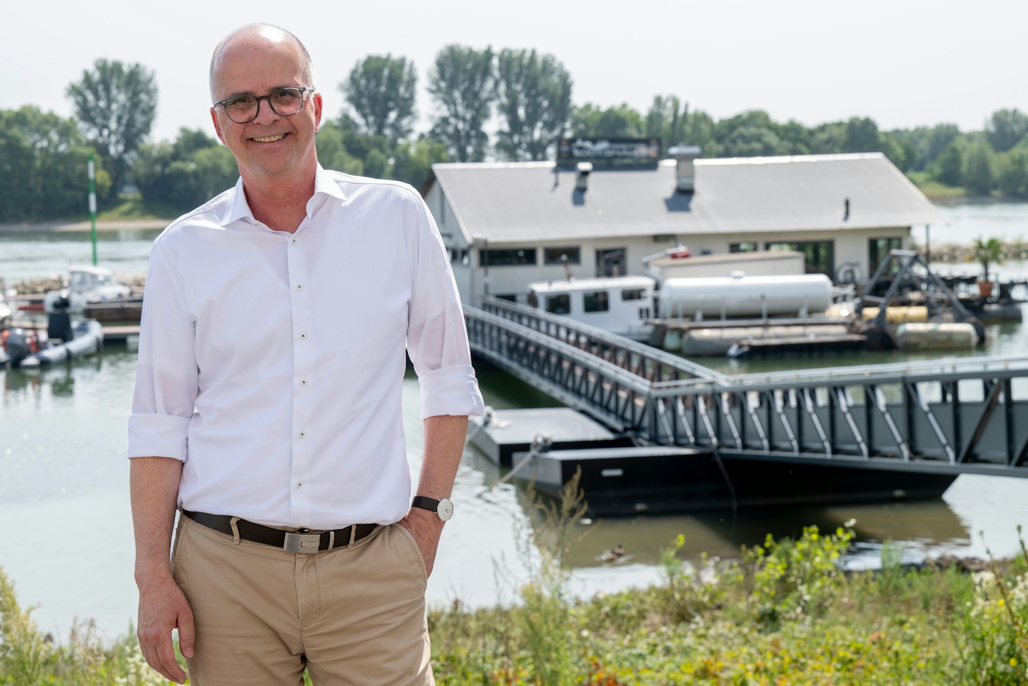 CDU-OB-Kandidat Markus Greitemann vor dem Sürther Bootshaus.