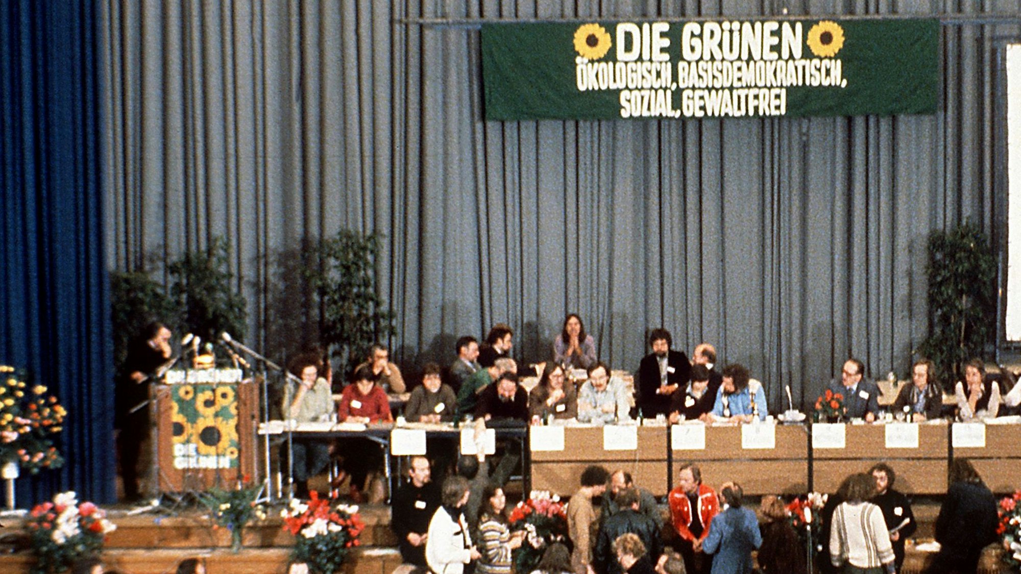 ARCHIV - Gründungsparteitag der Grünen in Karlsruhe (Archivfoto vom 13.01.1980).