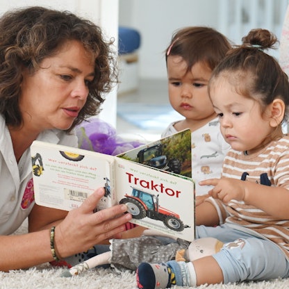 Die Kölner Tagesmutter Saggia Roagna mit zwei Schützlingen.