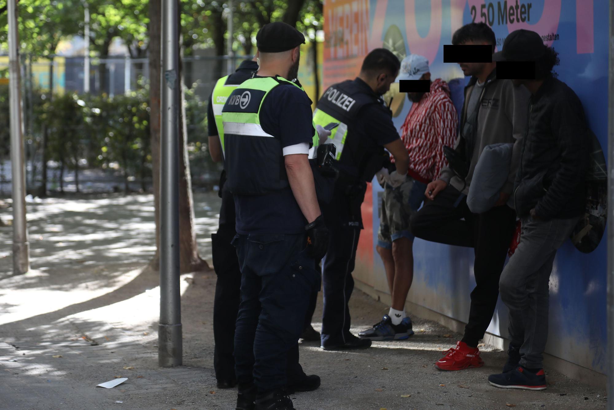 29.08.2025, Köln: Rund um den Neumarkt - ein Ortsbesuch in der Innenstadt. Zahlreichen Drogenabhängigen prägen das Bild des Stadtteils. Die Polizei ist im Dauereinsatz. Foto: Arton Krasniqi
Personen müssen unkentlich gemacht werden!!!!