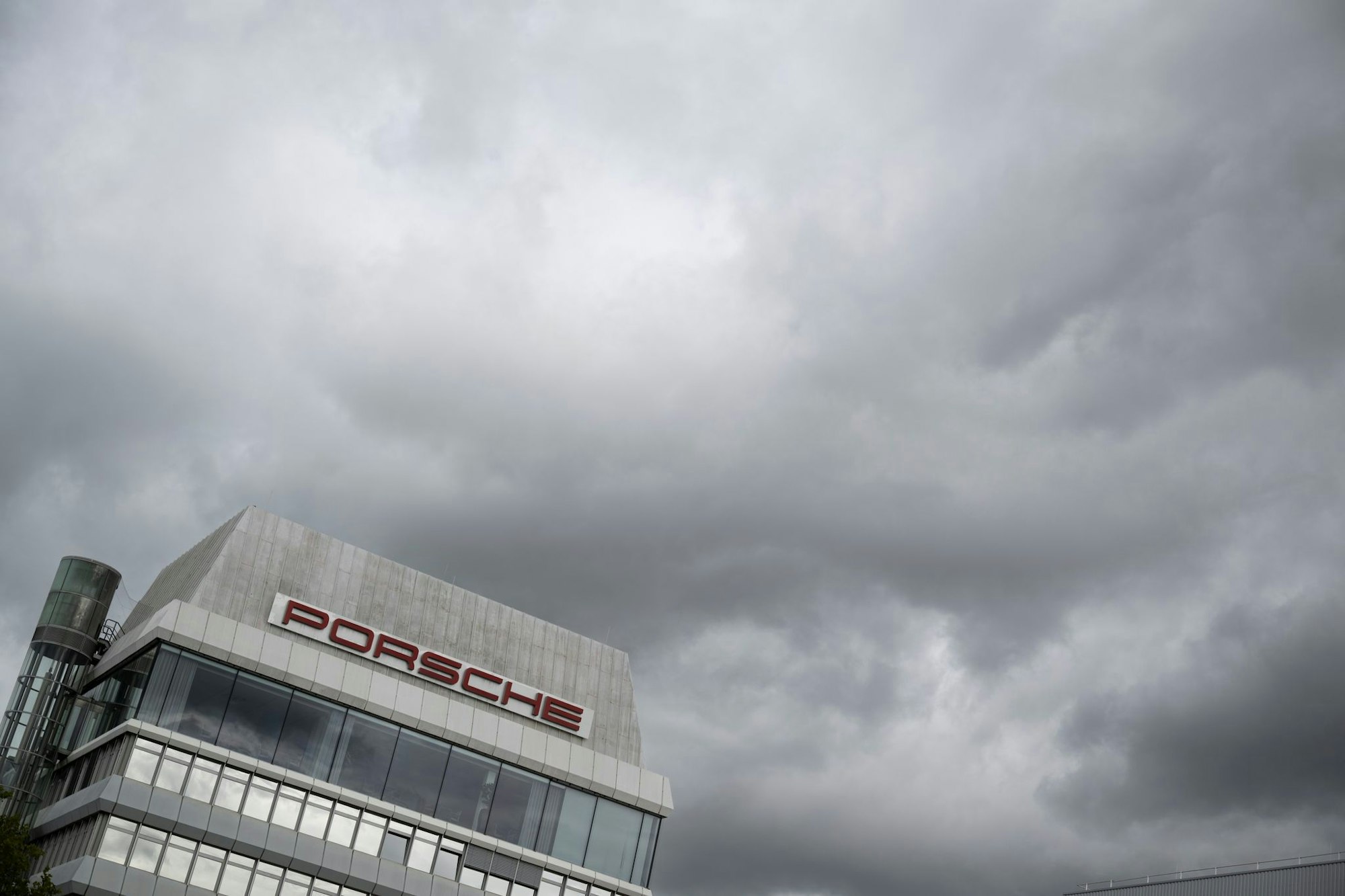 Der Sportwagenbauer Porsche muss die erste deutsche Börsenliga verlassen.