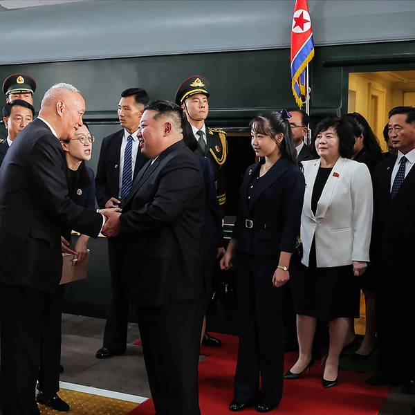 Kim Jong Un und Tochter Ju Ae bei ihrer Ankunft in Peking am 2. September.