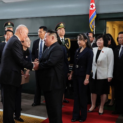 Kim Jong Un und Tochter Ju Ae bei ihrer Ankunft in Peking am 2. September.