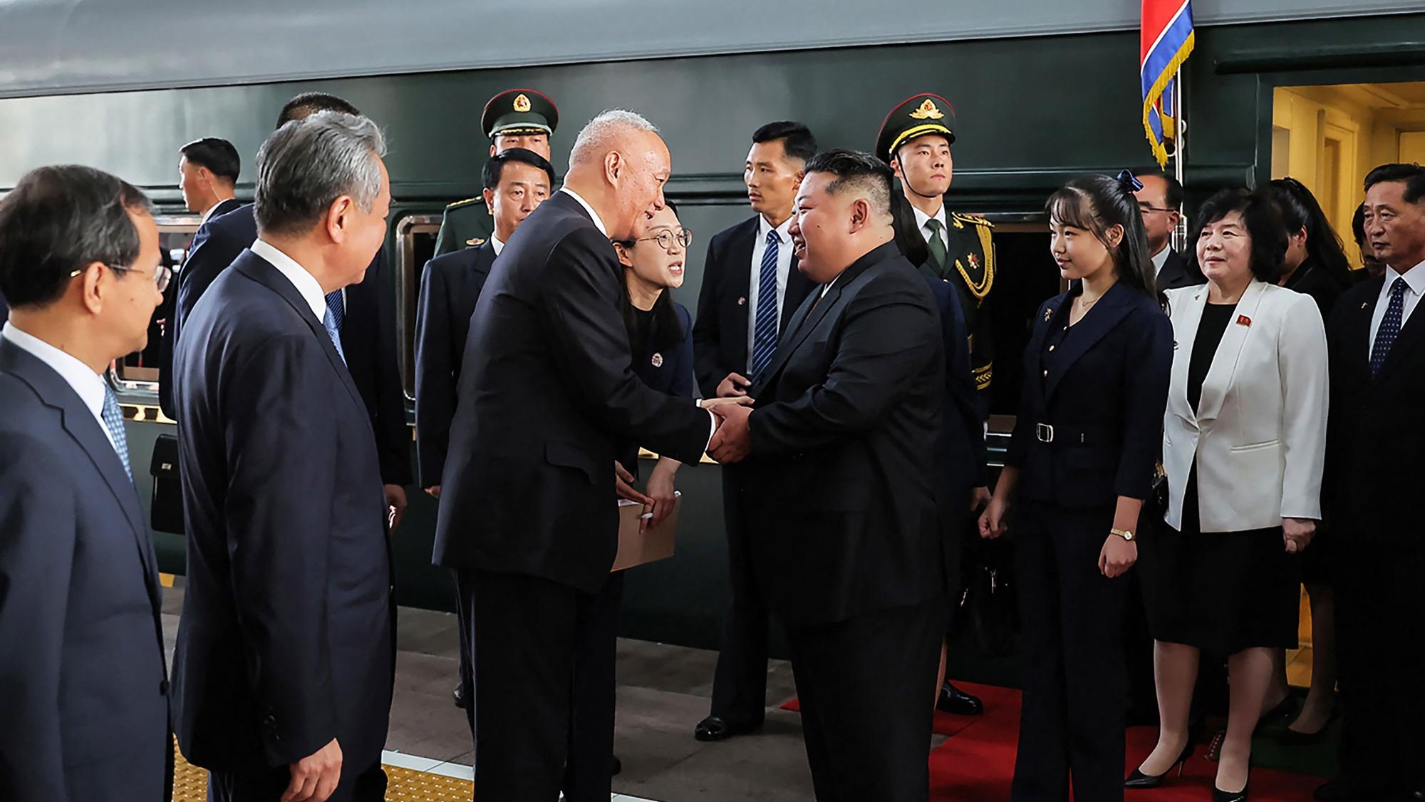 Kim Jong Un und Tochter Ju Ae bei ihrer Ankunft in Peking am 2. September.