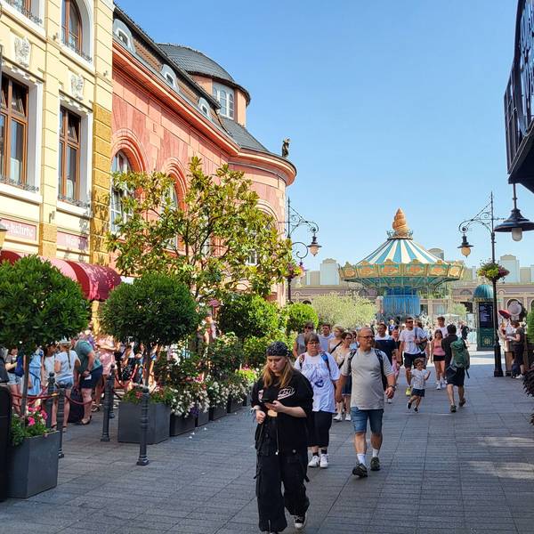 Besucherinnen und Besucher in der Themenwelt Berlin im Phantasialand. (Archivfoto)