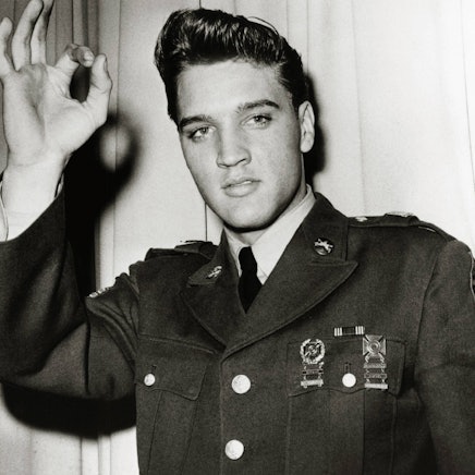 Elvis Presley gestikuliert.