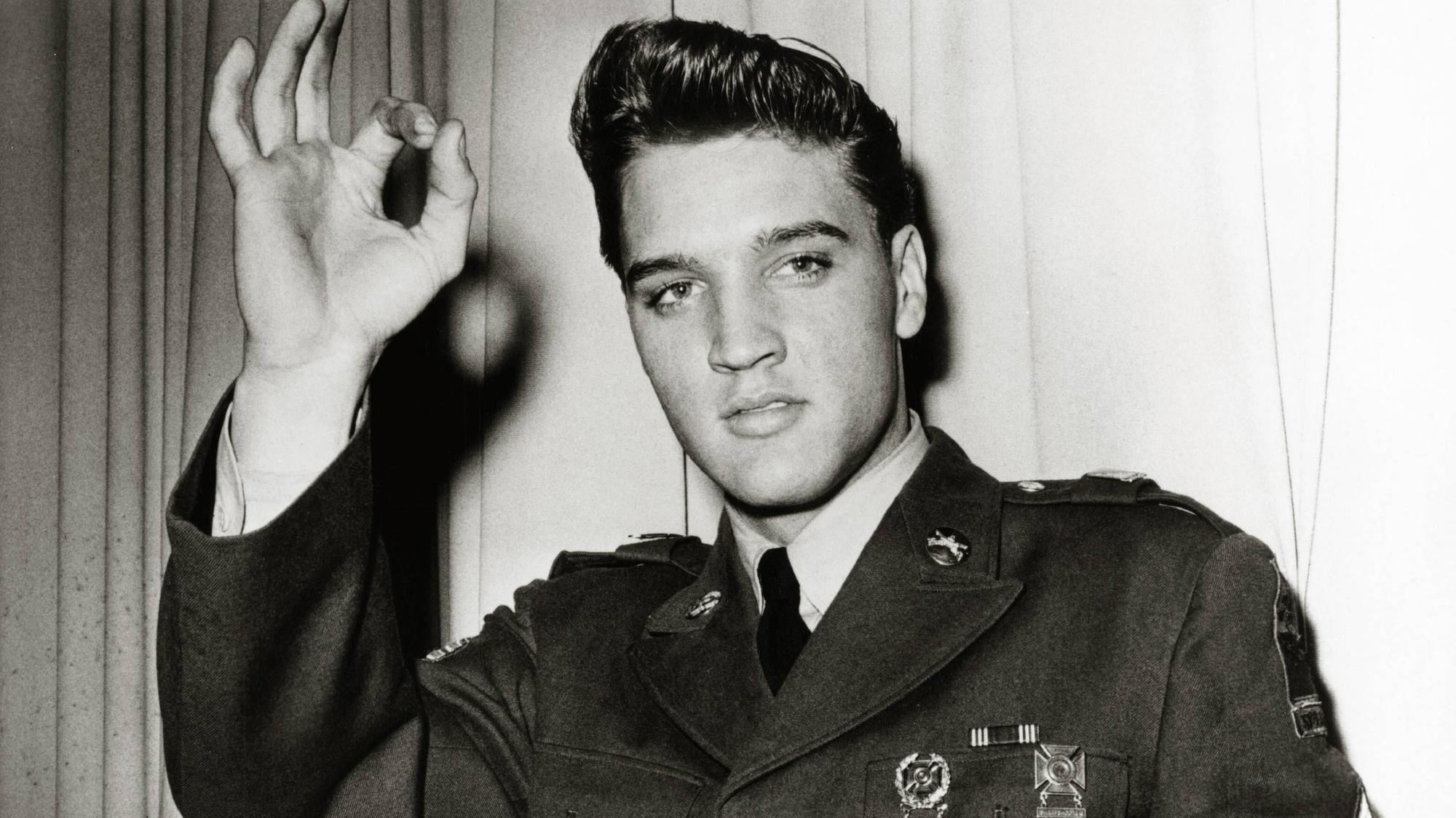 Elvis Presley gestikuliert.