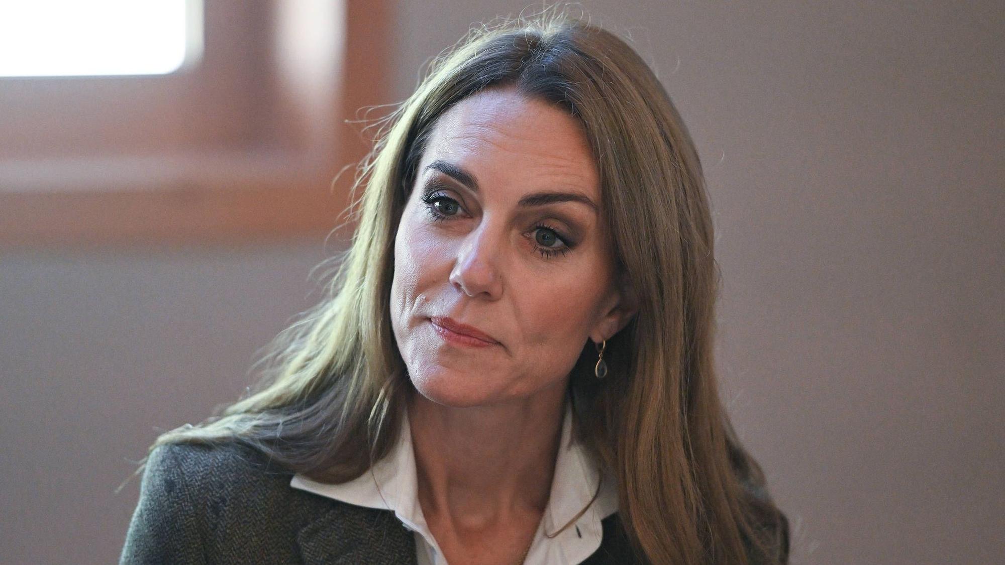 Prinzessin Kate schaut zur Seite.
