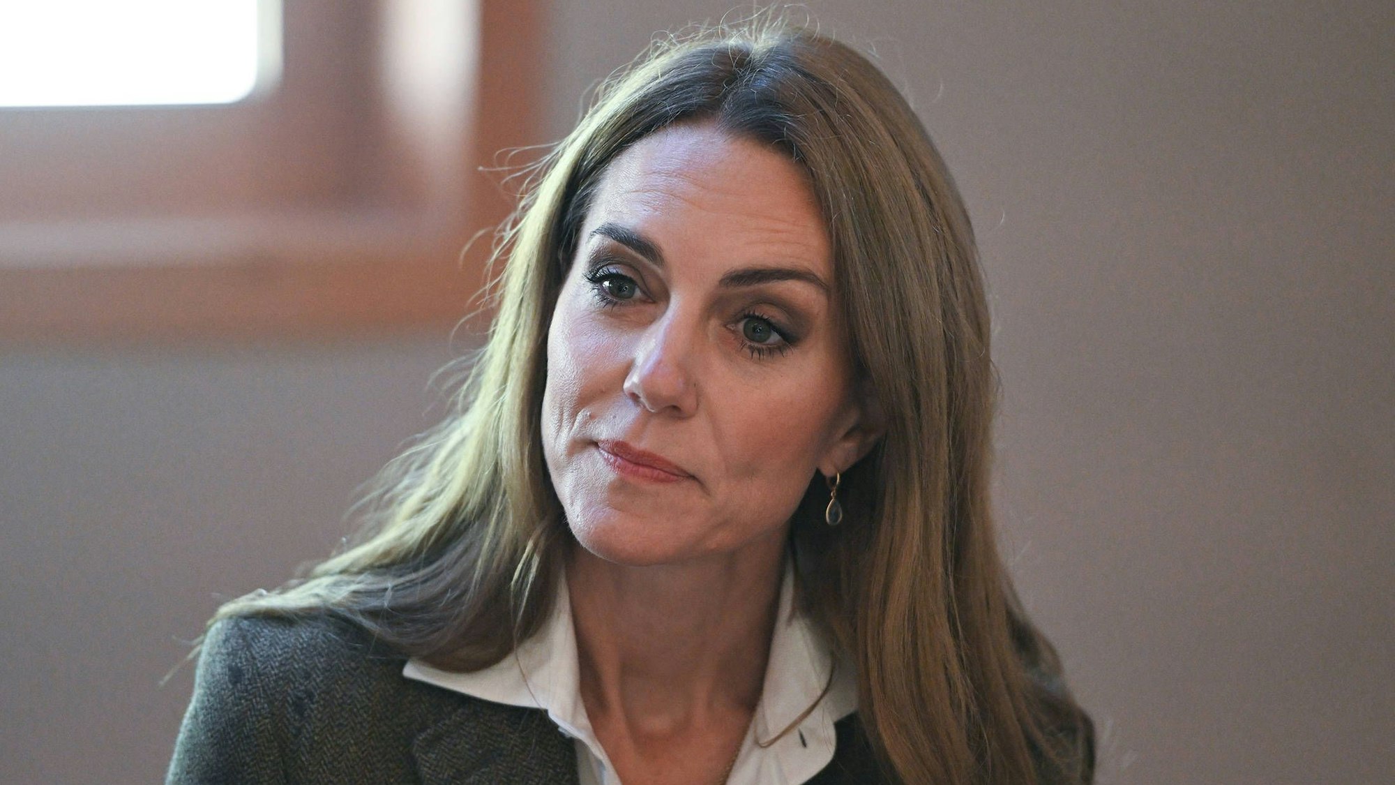 Prinzessin Kate schaut zur Seite.