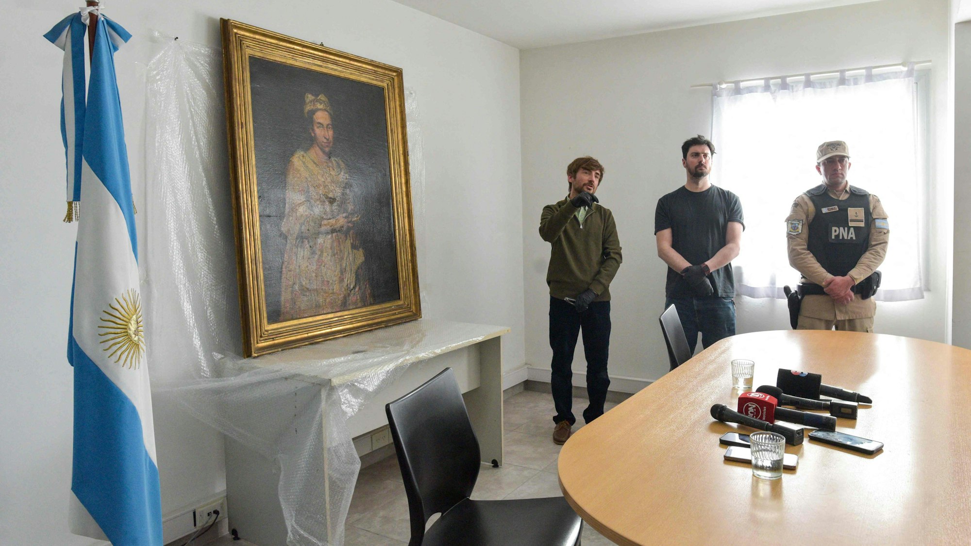 Das verschollene Gemälde „Portrait of a Lady“ von Giuseppe Ghislandi, das als NS-Raubkunst gilt, im Justizgebäude von Mar del Plata.