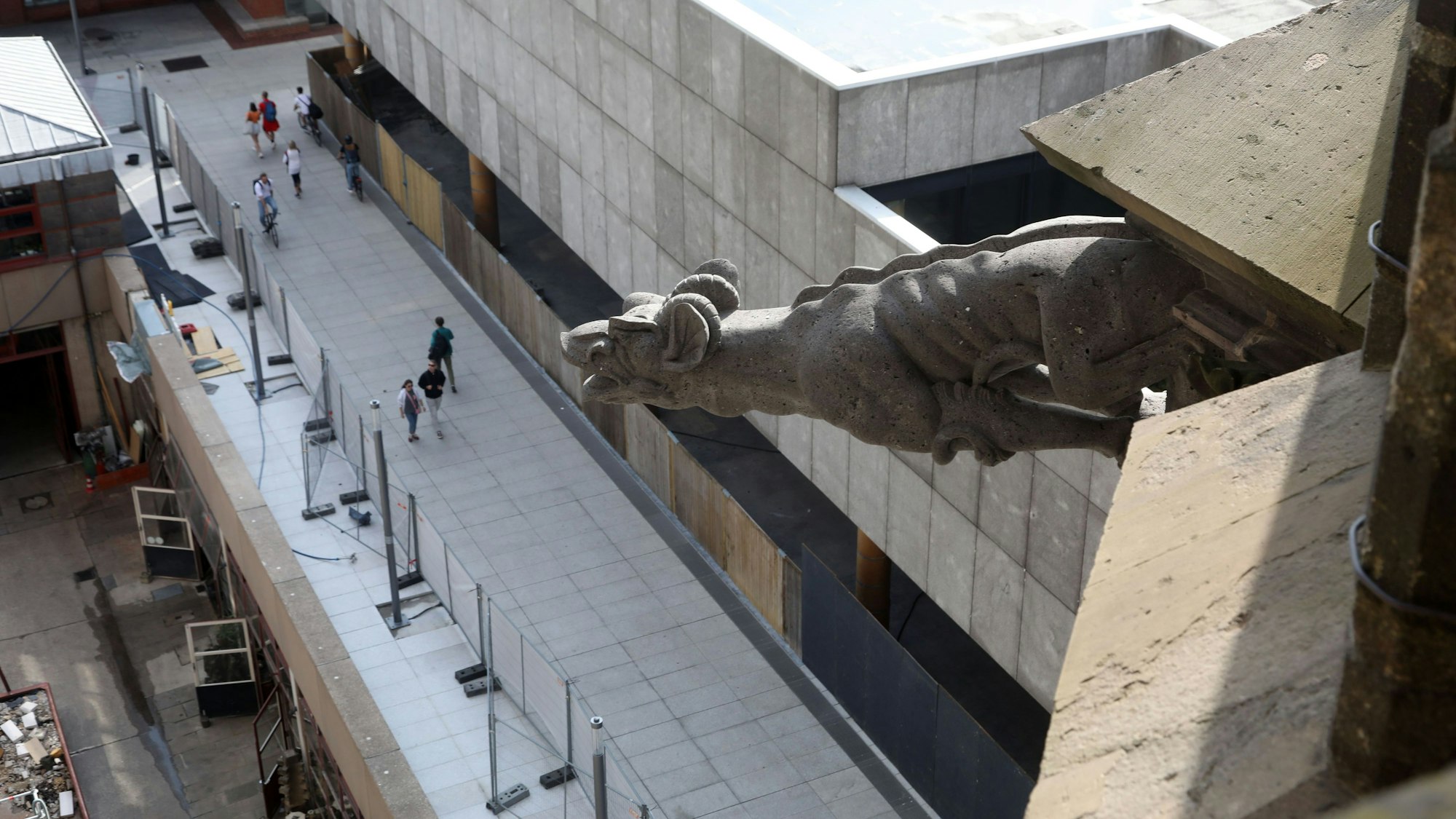 04.09.2025, Ein Blick von Oben auf den neuen Wasserspeier. Offizielle Übergabe eines von der Kanagawa Universität gespendeten Wasserspeiers für den Kölner Dom. Die Spende kam zu Stande, nachdem im Jahr 2016 japanische Studentinnen im Bereich der Domturmbesteigung ein Graffiti hinterlassen hatten. Ihre Universität schickte mit der Bitte um Entschuldigung eine Delegation nach Deutschland. Foto: Arton Krasniqi
