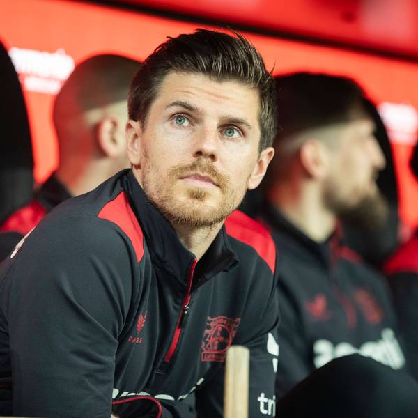 Gewohnter Anblick: Jonas Hofmann sitzt auf der Bank bei Bayer 04 Leverkusen.
