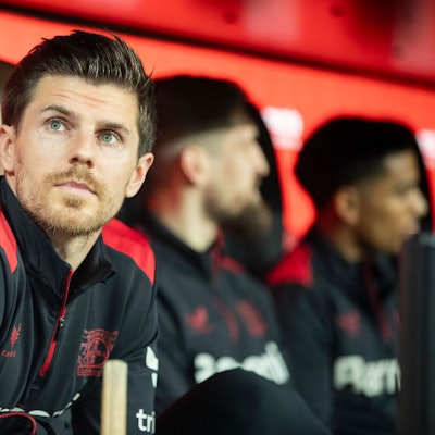 Gewohnter Anblick: Jonas Hofmann sitzt auf der Bank bei Bayer 04 Leverkusen.