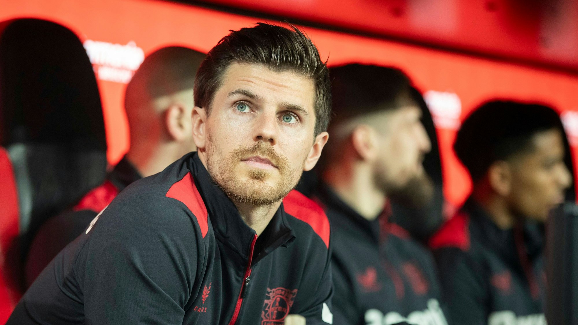 Gewohnter Anblick: Jonas Hofmann sitzt auf der Bank bei Bayer 04 Leverkusen.