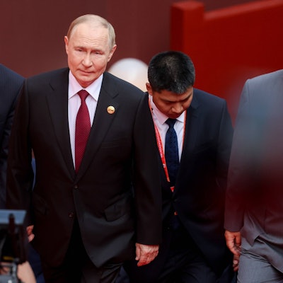 Kremlchef Wladimir Putin und Chinas Präsident Xi Jinping gehen in Begleitung von Dolmetschern zur Militärparade in Peking. Auf dem Weg zeichneten Mikrofone ein Gespräch der beiden Autokraten auf. (Archivbild)
