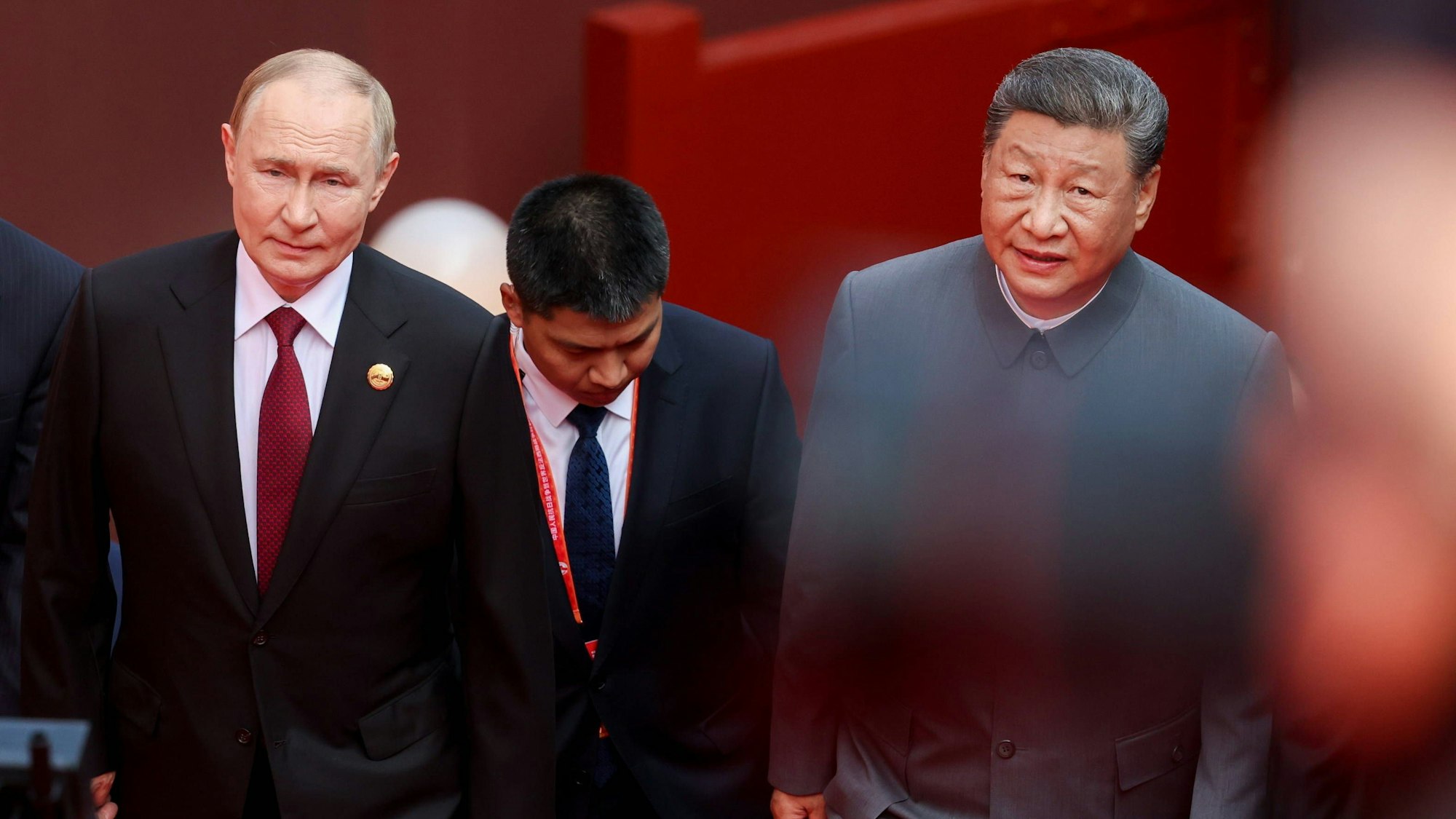 Kremlchef Wladimir Putin und Chinas Präsident Xi Jinping gehen in Begleitung von Dolmetschern zur Militärparade in Peking. Auf dem Weg zeichneten Mikrofone ein Gespräch der beiden Autokraten auf. (Archivbild)