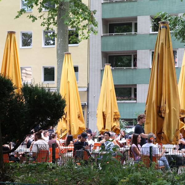 26.07.2025
Köln:
Die Außengastronomie am Brüsseler Platz. Ein Gericht hat die dortige Sperrstunde bestätigt. Ab 22 Uhr müssen die Gastronomen ihre Außengastro schließen.
Hallmackenreuther
Foto: Martina Goyert
mgoyert@web.de