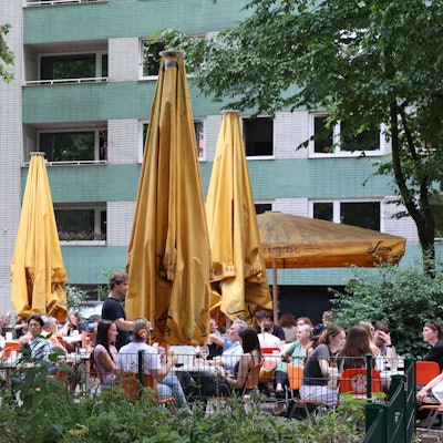 26.07.2025
Köln:
Die Außengastronomie am Brüsseler Platz. Ein Gericht hat die dortige Sperrstunde bestätigt. Ab 22 Uhr müssen die Gastronomen ihre Außengastro schließen.
Hallmackenreuther
Foto: Martina Goyert
mgoyert@web.de