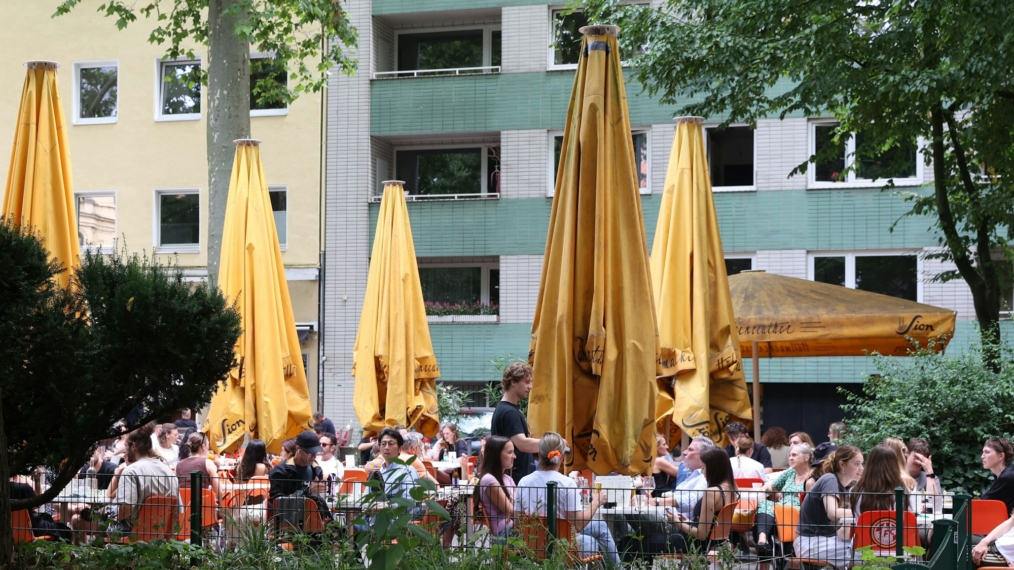 26.07.2025
Köln:
Die Außengastronomie am Brüsseler Platz. Ein Gericht hat die dortige Sperrstunde bestätigt. Ab 22 Uhr müssen die Gastronomen ihre Außengastro schließen.
Hallmackenreuther
Foto: Martina Goyert
mgoyert@web.de