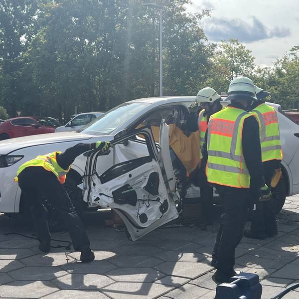 Feuerwehrmänner schneiden ein Auto auf