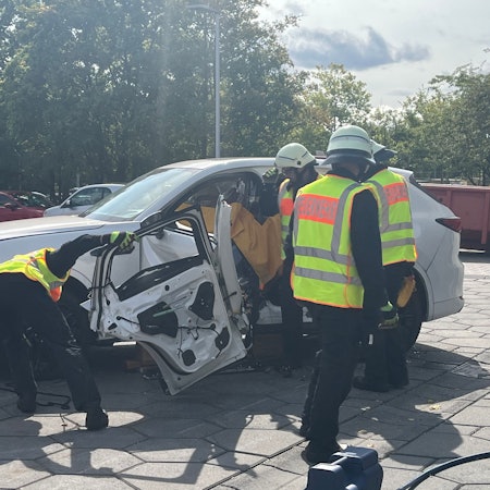 Feuerwehrmänner schneiden ein Auto auf