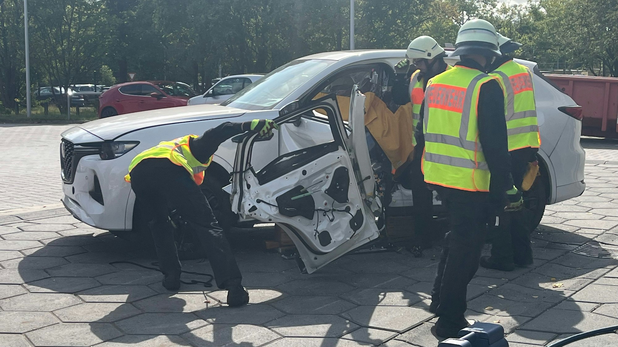 Feuerwehrmänner schneiden ein Auto auf