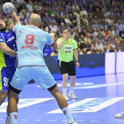 Der Gummersbacher Rückraumspieler Joao Gomes wird von Adrian Sipos und Arnar Freyr Arnarsson gestoppt.