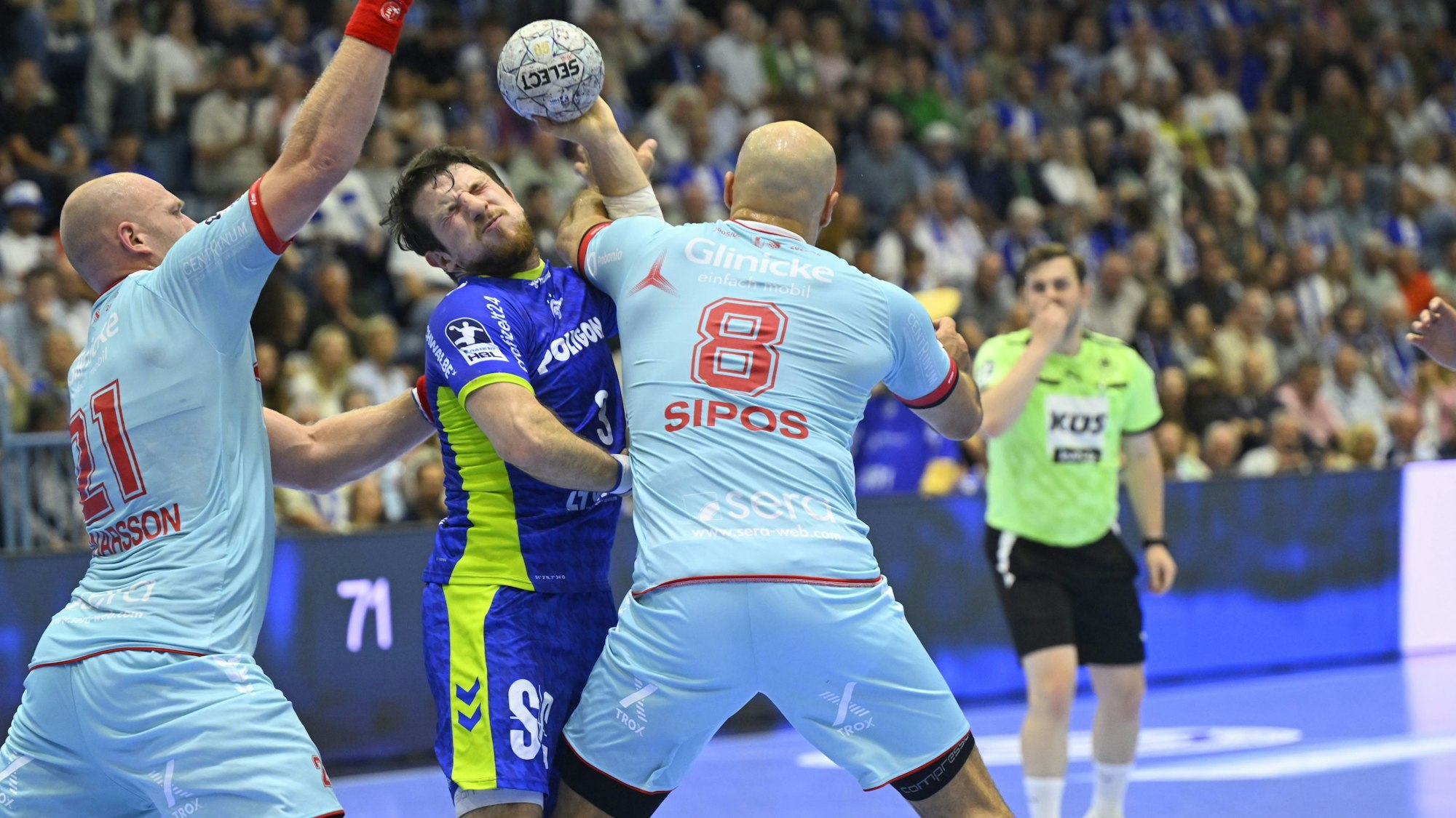 Der Gummersbacher Rückraumspieler Joao Gomes wird von Adrian Sipos und Arnar Freyr Arnarsson gestoppt.