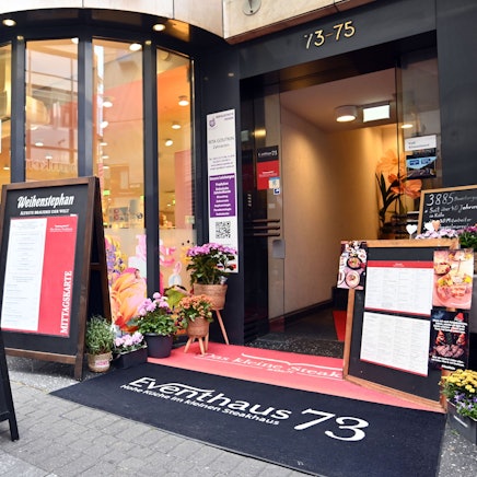 Das Bild zeigt das "Das kleine Steakhaus" mitten auf der Hohe Straße. Foto: Alexander Schwaiger