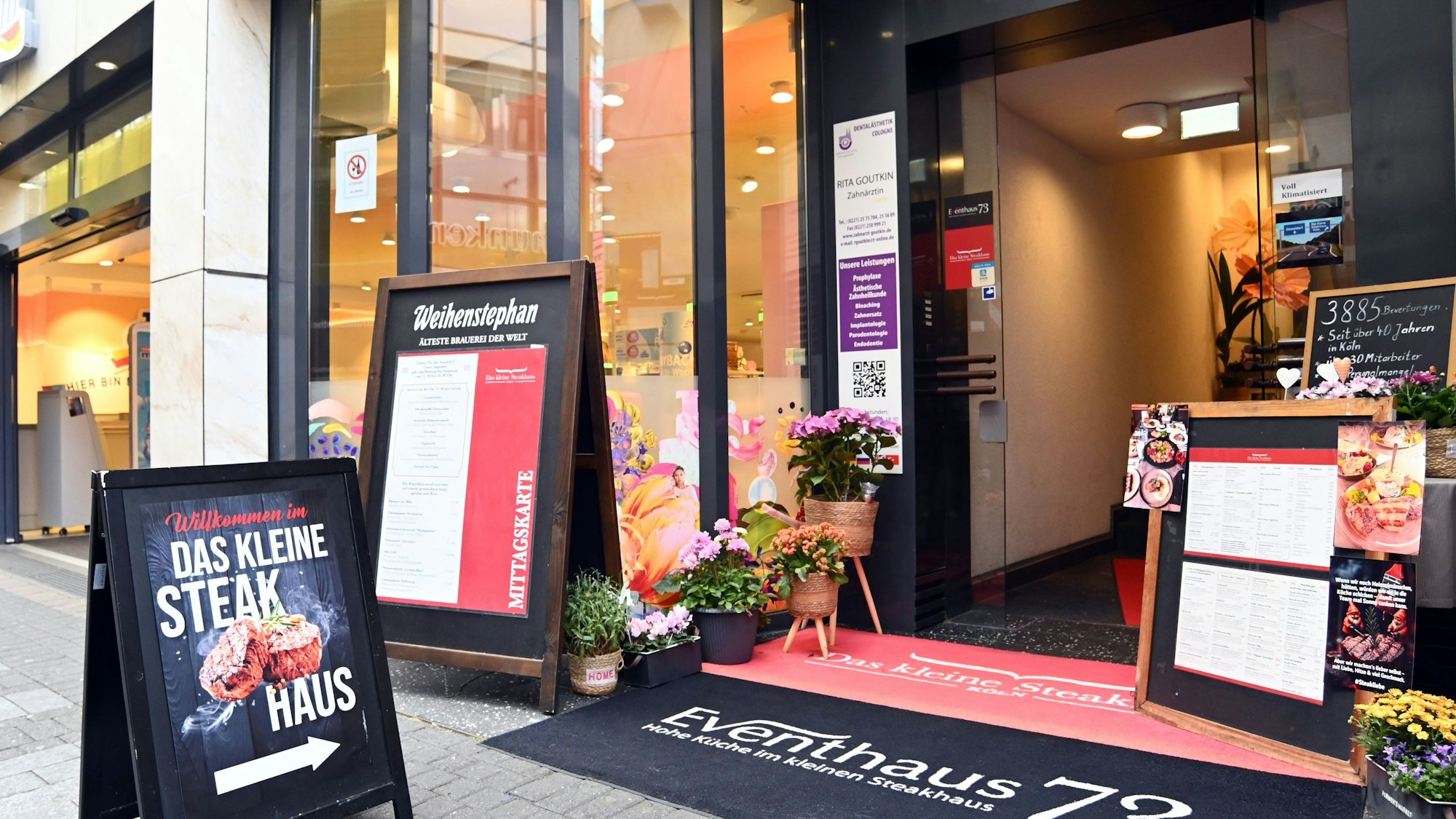 Das Bild zeigt das "Das kleine Steakhaus" mitten auf der Hohe Straße. Foto: Alexander Schwaiger