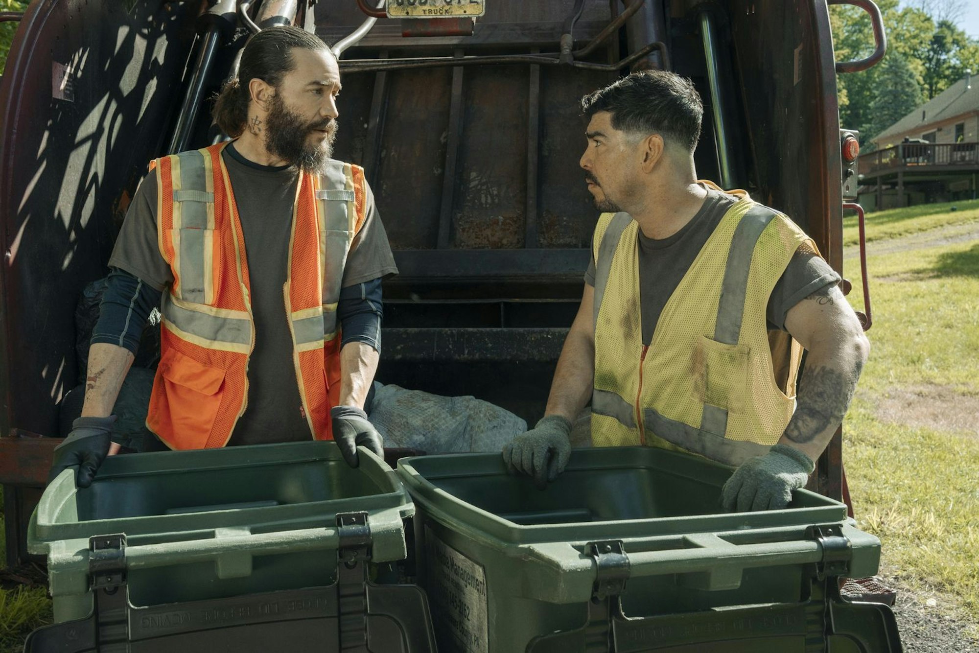 Die beiden Müllmänner Robbie (Tom Pelphrey, links) und Cliff (Raúl Castillo) erkunden während ihres Jobs die Nachbarschaft. Besonders Häuser, in denen Drogendeals vorbereitet werden, genießen ihre Aufmerksamkeit. (Bild: © Home Box Office, Inc. All rights reserved. )