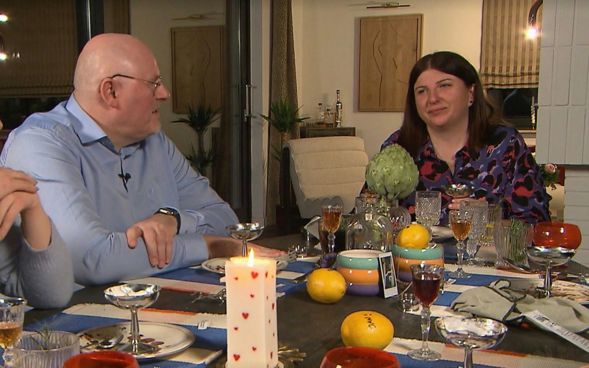 „Bin happy, es geschafft zu haben“, gesteht Sandra ihren Gästen. (Bild: RTL)