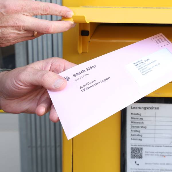 Briefwahlunterlagen der Stadt Köln gehen in den Briefkasten.