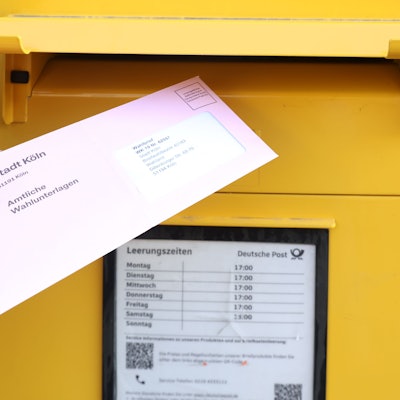 Briefwahlunterlagen der Stadt Köln gehen in den Briefkasten.