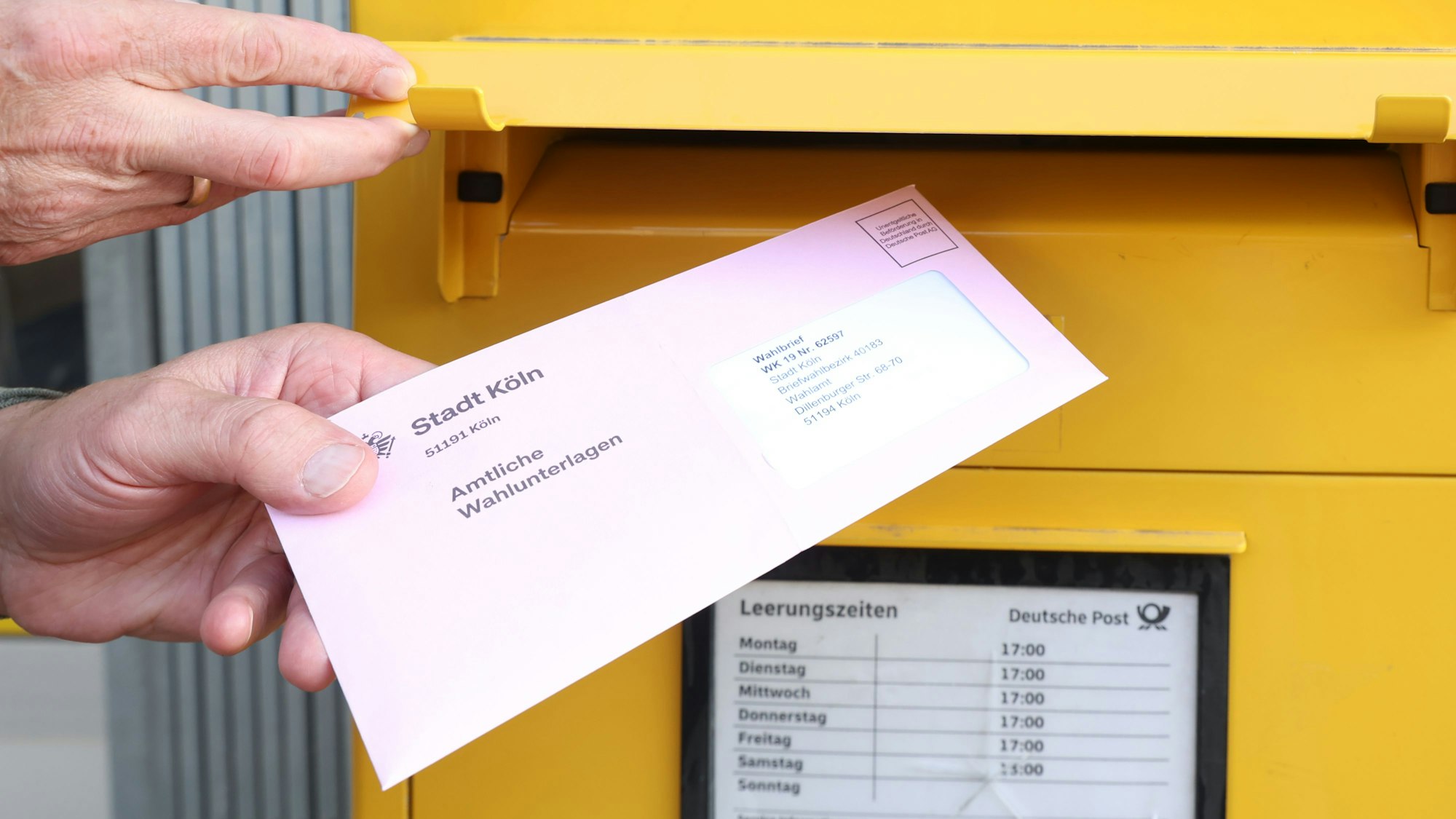 Briefwahlunterlagen der Stadt Köln gehen in den Briefkasten.
