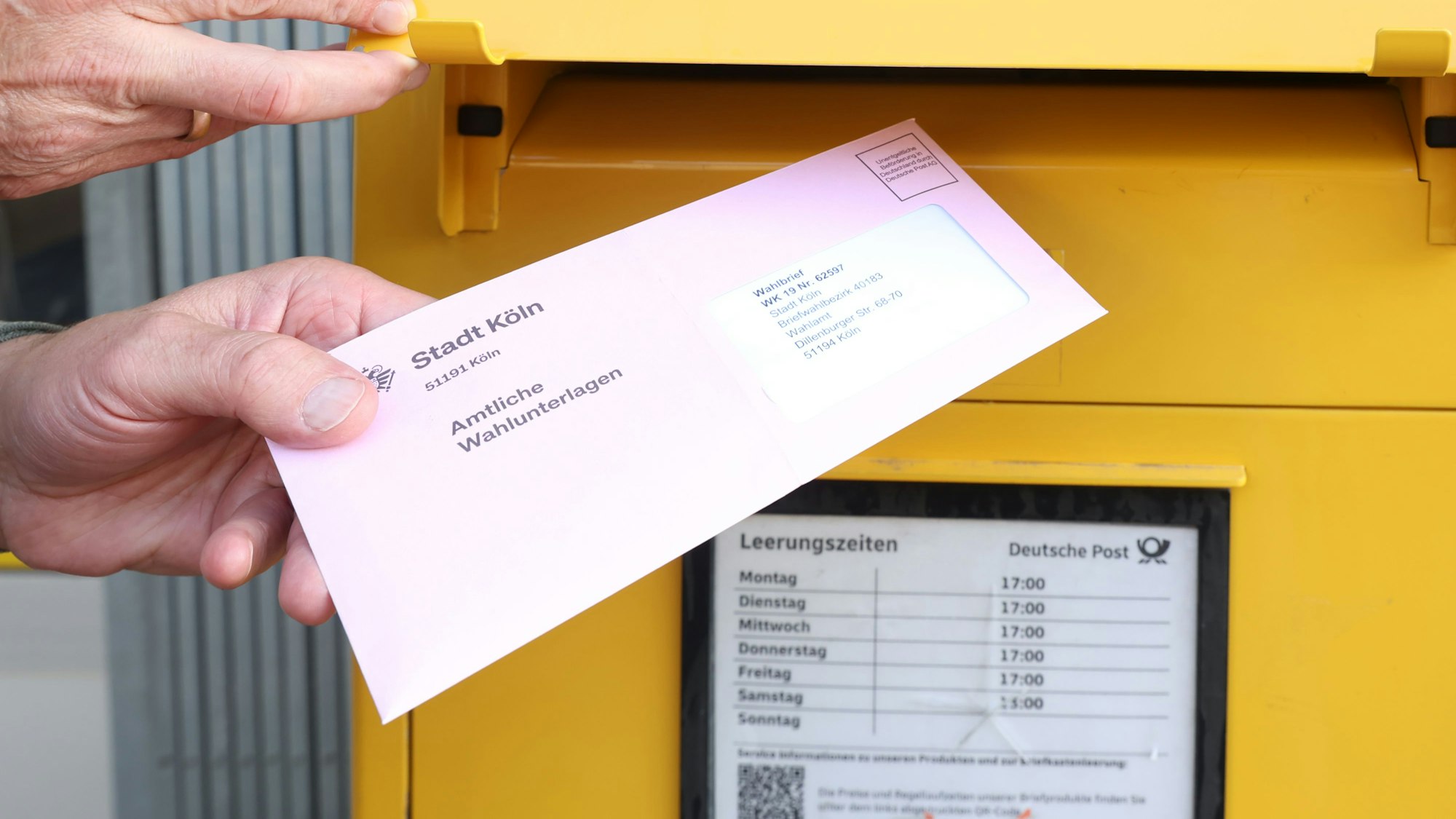 31.08.2025
Köln:
Briefwahlunterlagen der Stadt Köln gehen in den Briefkasten
Foto: Martina Goyert