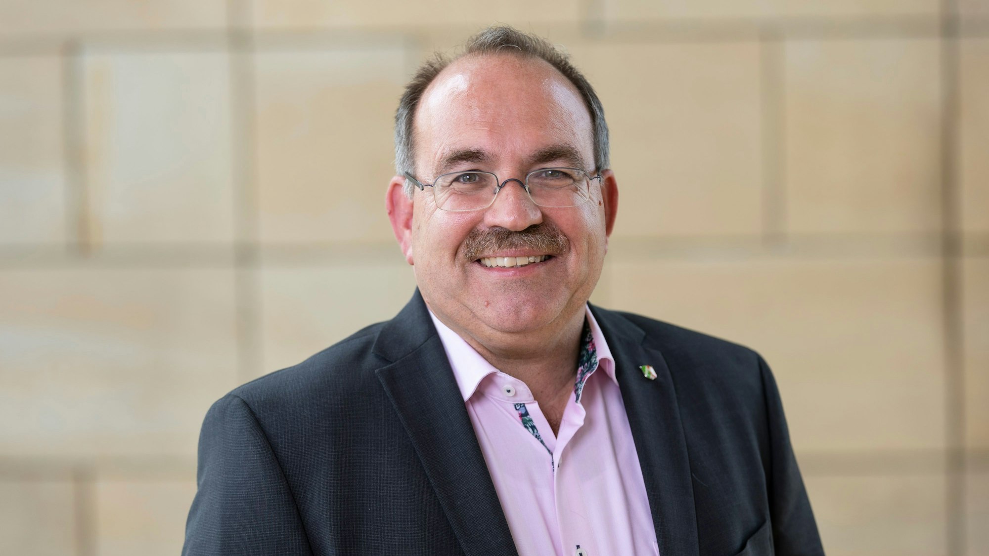 Das Porträt zeigt Dr. Ralf Nolten.