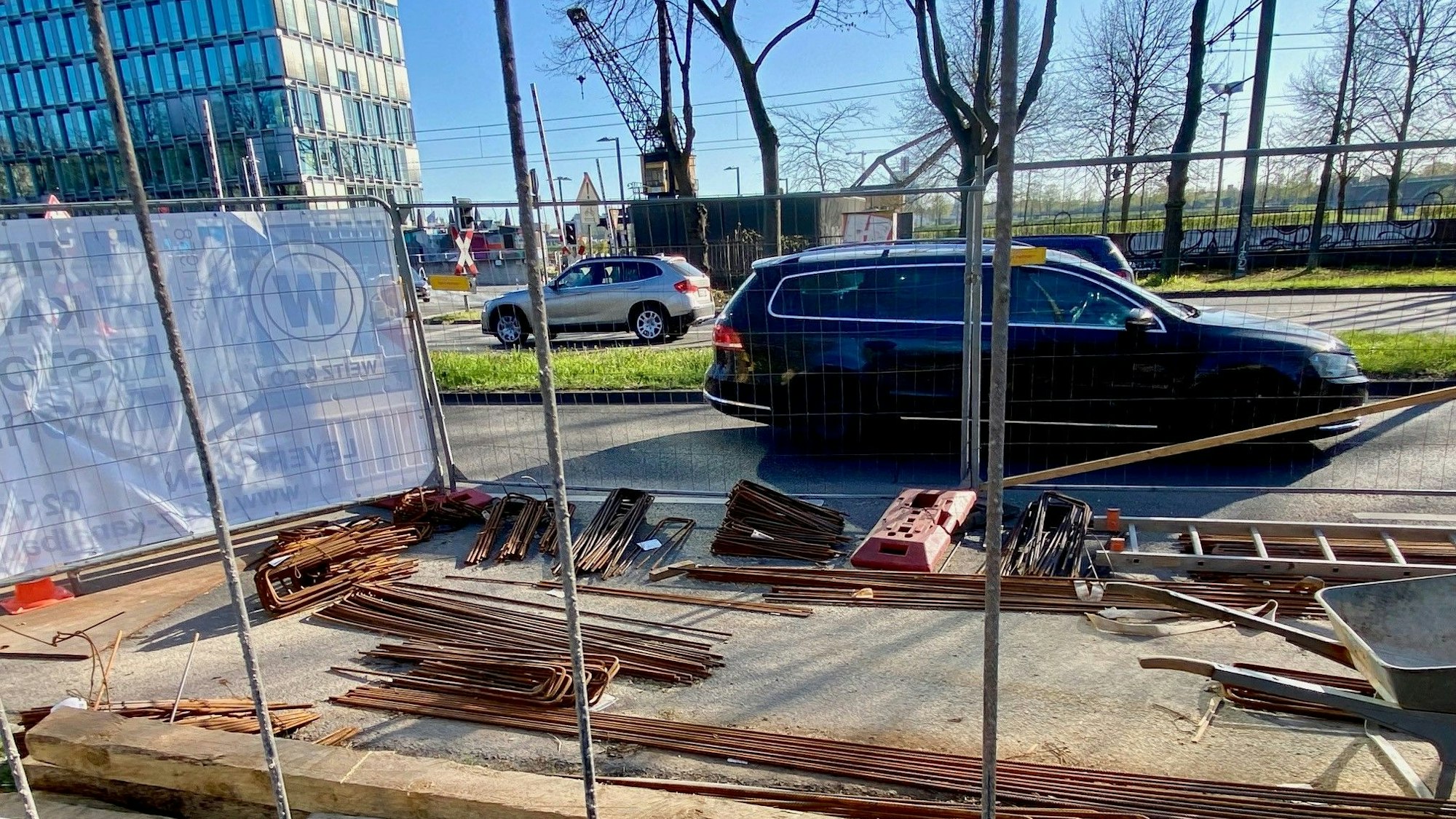 Stau auf dem Agrippinaufer: Nach derzeitigem Stand soll der Straßenabschnitt am 19. September (Freitag) wieder vollständig „für den motorisierten Individualverkehr sowie für Fußgänger und Radfahrer freigegeben“ werden.