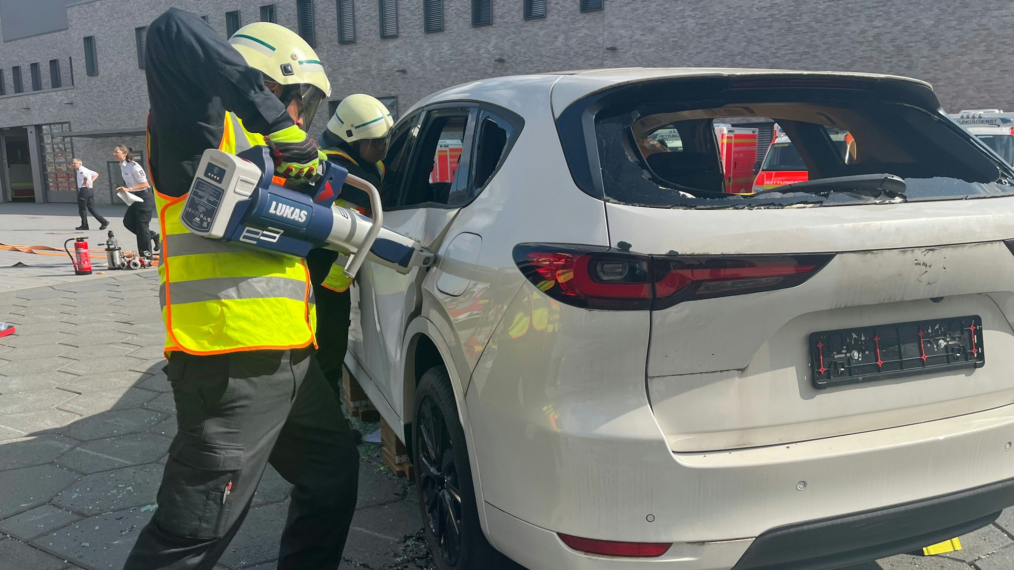 Feuerwehrmänner schneiden ein Auto auf