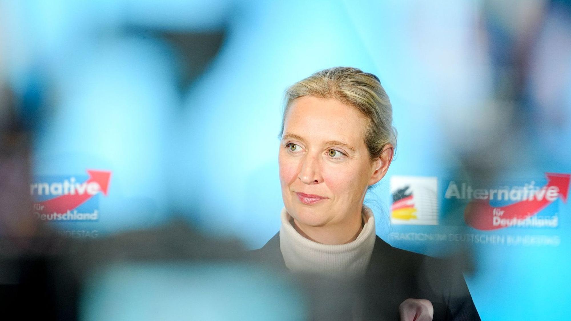 AfD-Chefin Alice Weidel bei einer Pressekonferenz. Auch in Sachsen-Anhalt ist die AfD in Umfragen nun stärkste Kraft. (Archivbild)