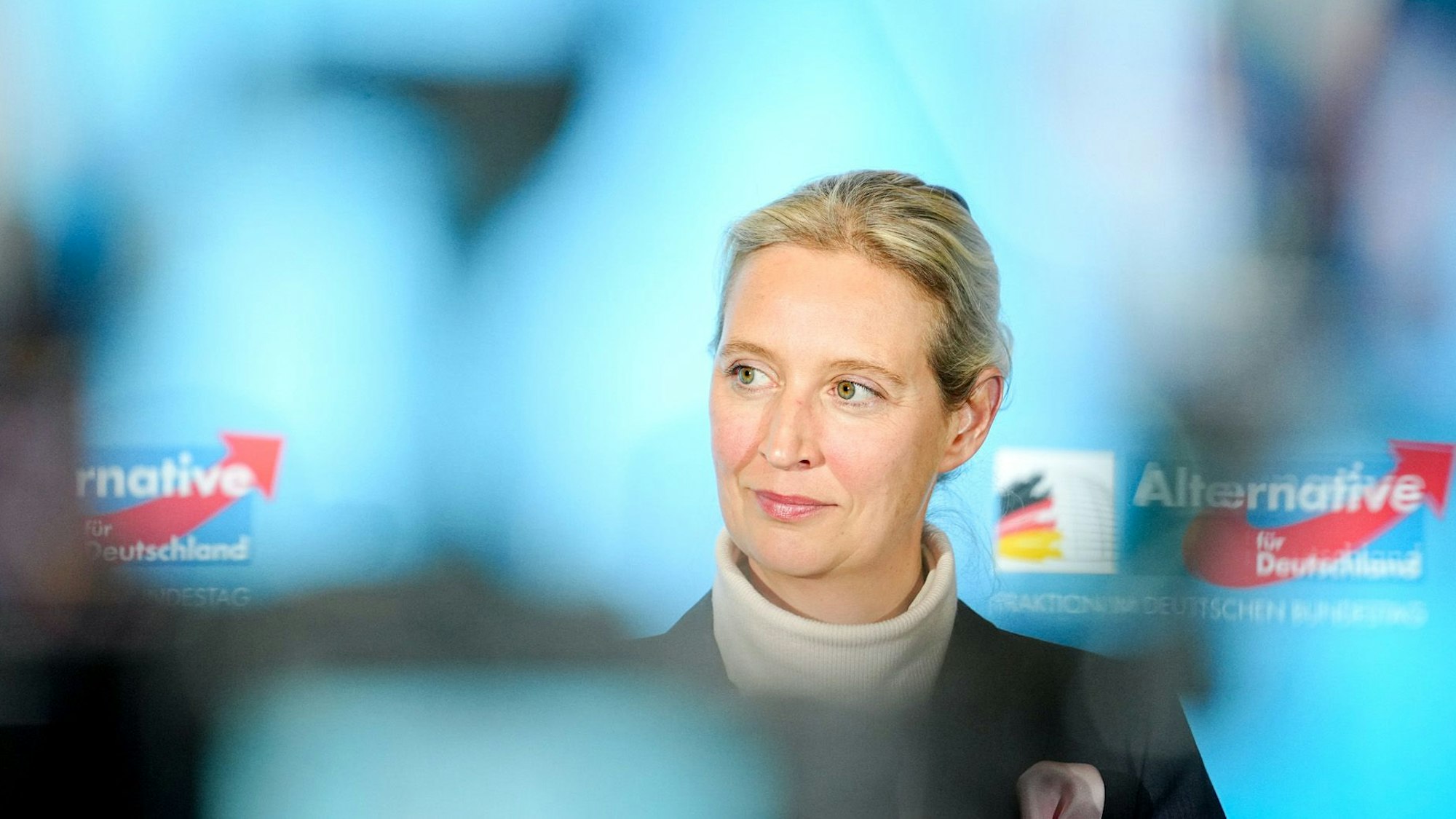 AfD-Chefin Alice Weidel bei einer Pressekonferenz. Auch in Sachsen-Anhalt ist die AfD in Umfragen nun stärkste Kraft. (Archivbild)