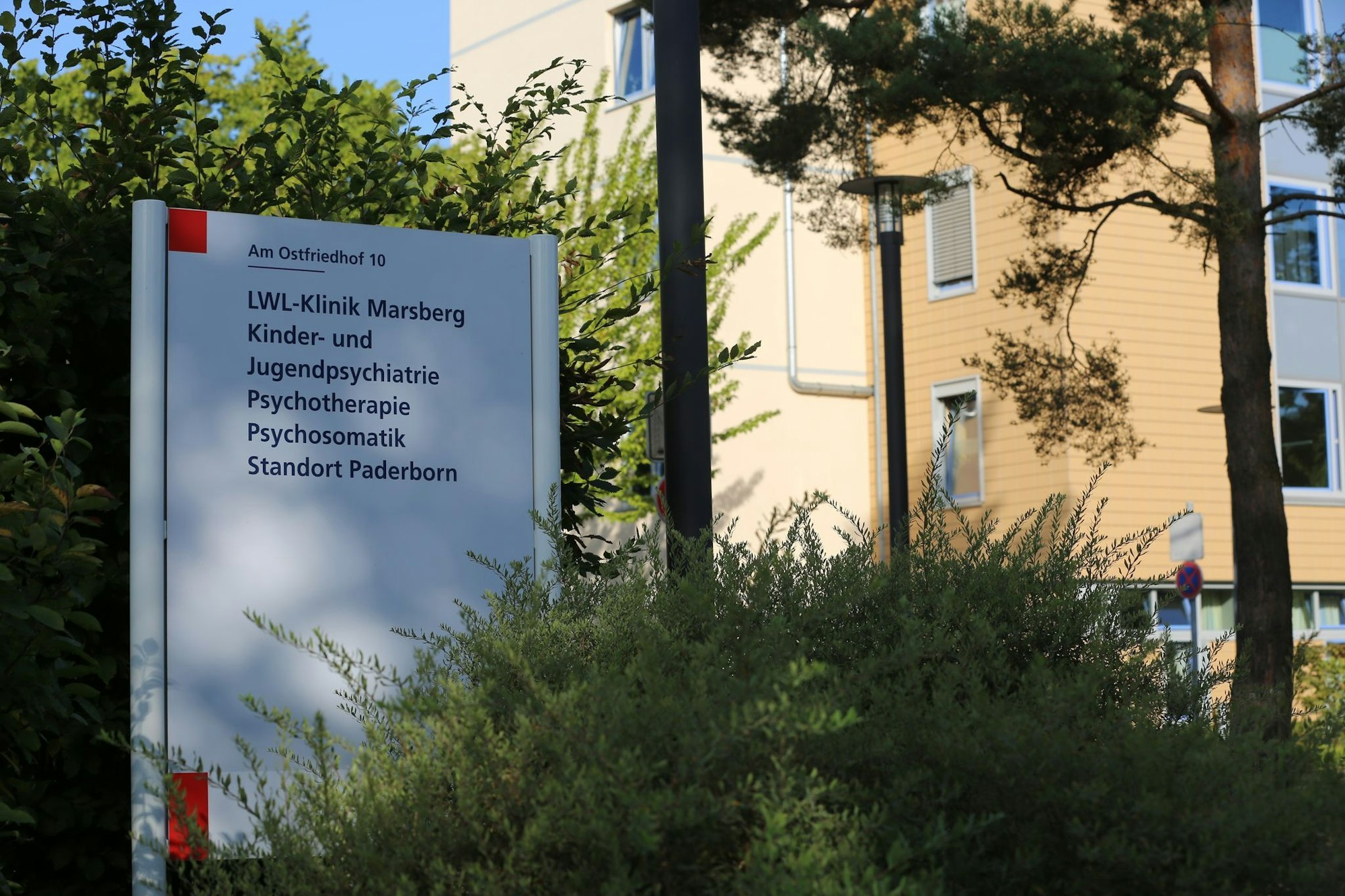 Ein Schild weist auf die kinder- und jugendpsychiatrische Klinik in Paderborn hin. (Archivbild)