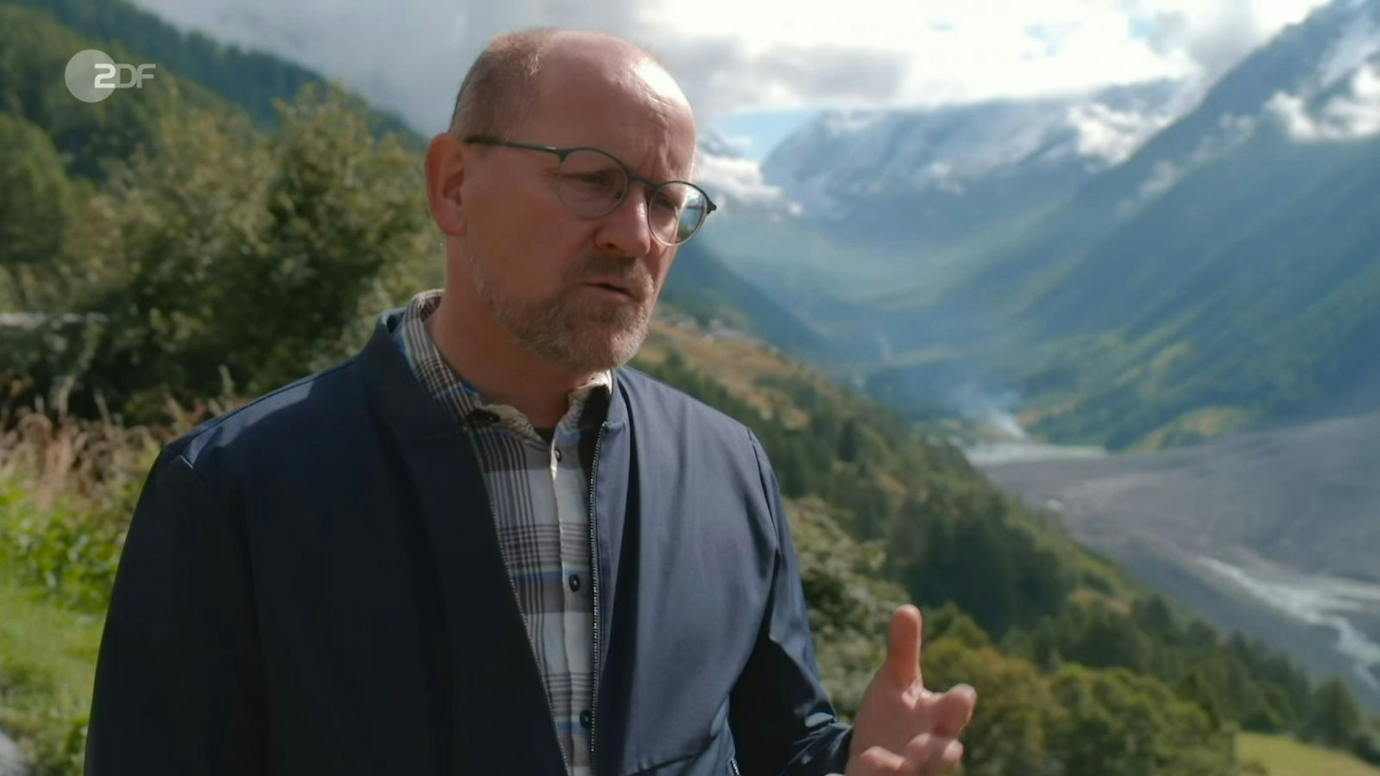 „Man hat gesehen, der Fels kommt auch“: Hotelier Lukas Kalbermatten erinnert sich an die Katastrophe von Blatten. (Bild: ZDF)